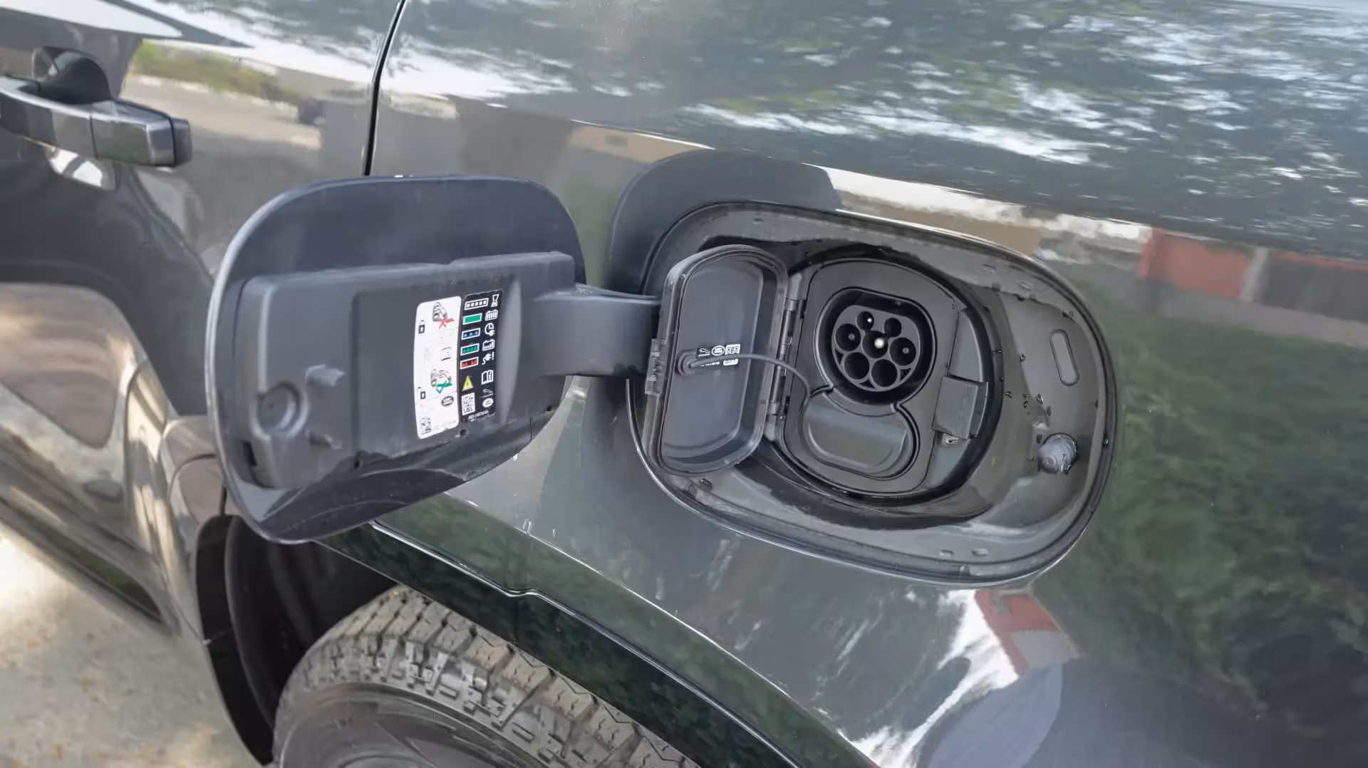 2025 Land Rover Defender 110 X-Dynamic SE: Hybrid Power Meets Iconic Capability