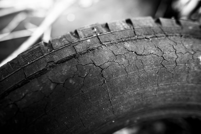 1 0x0 2119x1415 0x520 cracked damaged tyre