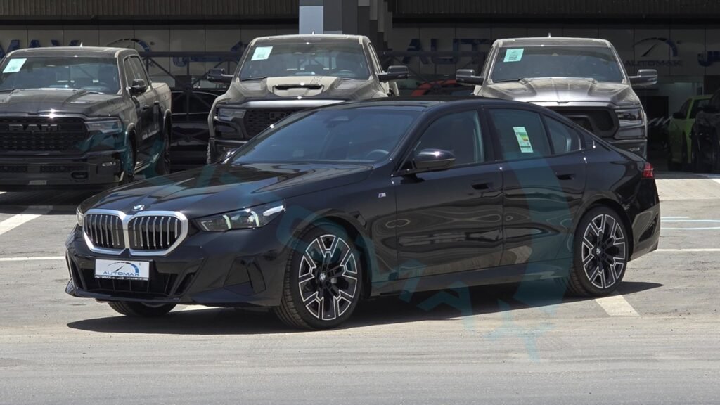 BMW 520i M 2025 Black Sapphire Page 1