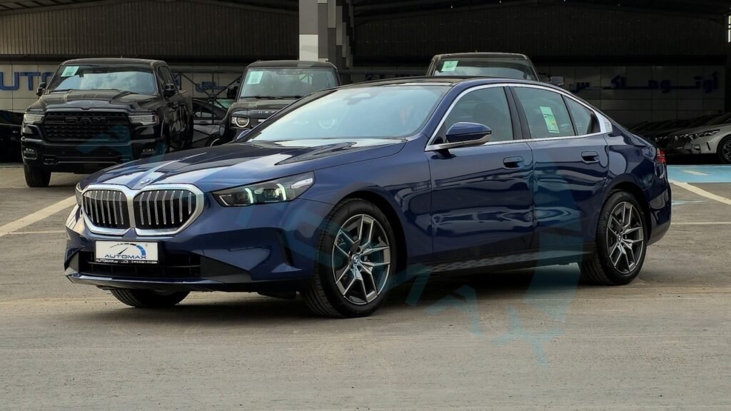 BMW 520i 2025 Phytonic Blue Brown Page 1