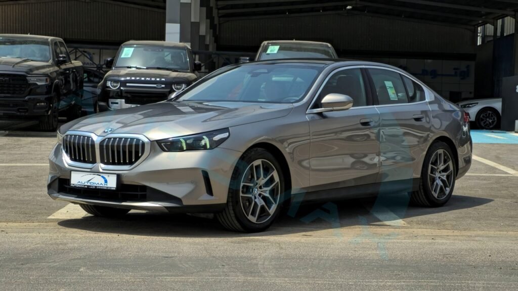 BMW 520i 2025 Oxide Grey Red Page 1