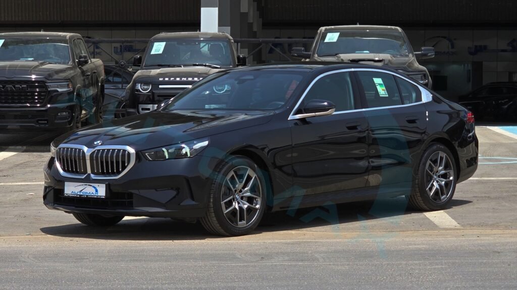 BMW 520i 2026 Black Sapphire Brown Page 1