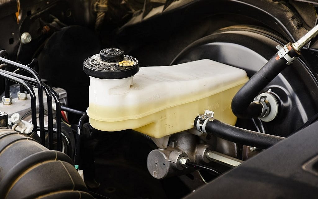 Brake Fluid Leak Symptoms Causes and Fixes Body 4 27 2 24 1024x640