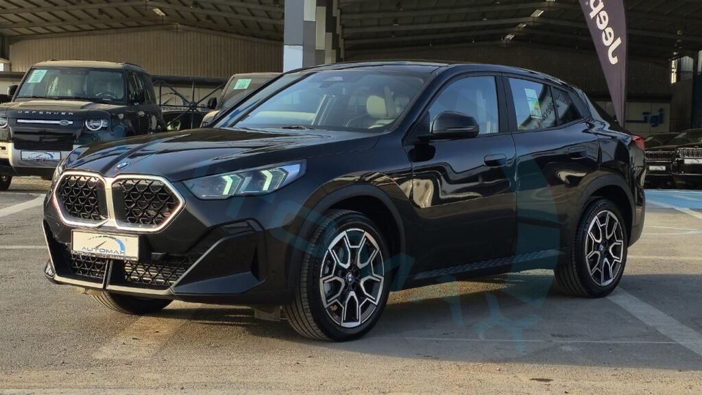 BMW X2 SDrive 18i 2026 Black Sapphire Beige Page 1